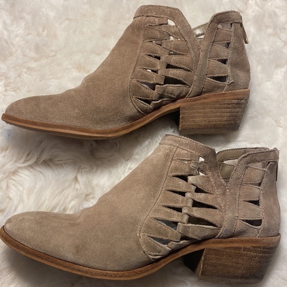 Vince Camuto Peera Tan Suede Western Cut Out Bootie size 8.5 back zipper - Picture 3 of 10
